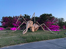 Ameise-Holzinstallation auf dem Wurzelfestival