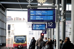 Die Zugzielanzeiger auf den Bahnhöfen geben Ihnen Auskunft über die Ankunft der nächsten Züge.