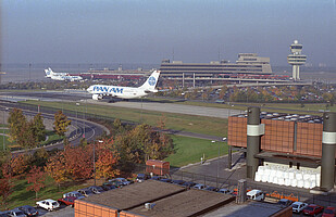 Die Pan American Airways, kurz Pan Am, verband Westberlin mit zahlreichen Zielen in Westeuropa sowie für mehrere Jahre auch direkt mit New York JFK (Foto von 1985).