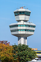 Der Tower und das Terminalgebäude stammen vom renommierten Architektenbüro Gerkan, Marg und Partner.