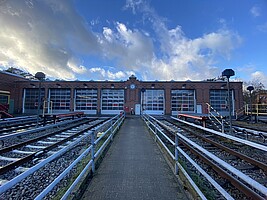 Blick vom Treppenaufgang auf die nördliche Halleneinfahrt im Jahr 2023