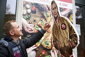 Fahrgast agiert mit dem Aufsteller von Romano