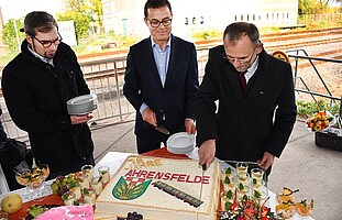 Das Festtags-Buffet wurde mit dem Tortenanschnitt eröffnet.