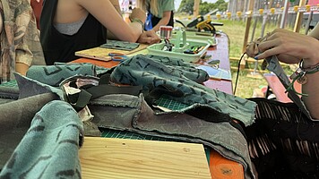 Sitzbezüge-Upcycling vor der Techno-S-Bahn