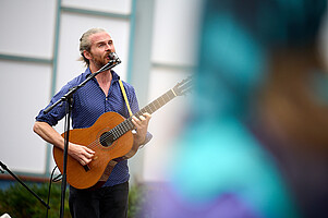 Ben Barrit spielte live vor dem Tränenpalast.