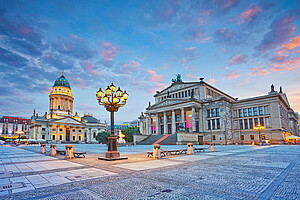 Blick auf den Gendarmenmarkt bei Sonnenuntergang