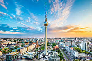 Der Berliner Fernsehturm mitten in der Stadt