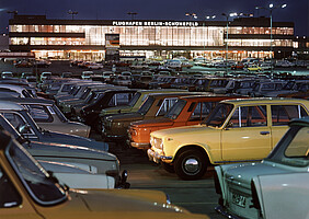 Trabi und Wartburg dominieren den Fuhrpark auf dem Parkplatz vor dem Terminal in Schönefeld