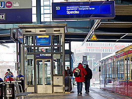 Viele Bahnhöfe verfügen auch über Aufzüge.