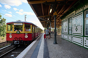 Der historische Jubiläumszug am S-Bahnhof Nikolassee