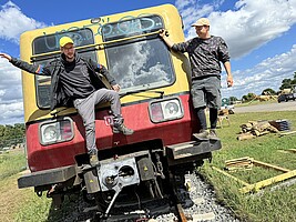 Moritz Hilscher und Jacob Brandes (Kreativbestrahlung) vor der Techno-S-Bahn