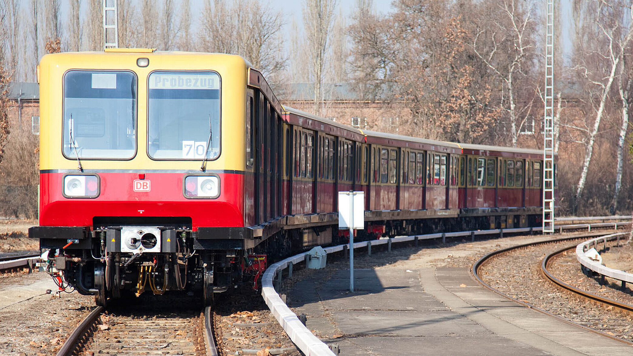 Baureihe 485 nach der Umlackierung in Traditionsfarben