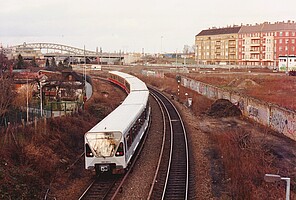 Ein kristiallblauer "Toaster" (480 501) unterwegs zwischen Gesundbrunnen und Bornholmer Straße am 12. Februar 1995