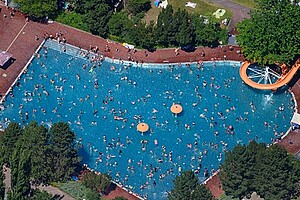 Ihren sportlichen Ehrgeiz können die Badegäste im Sommerbad Am Insulaner unter Beweis stellen.