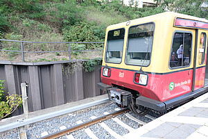 485 series at Hermannstraße station