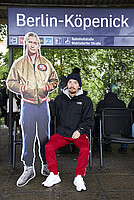 Aufsteller steht am Bahnhof Köpenick