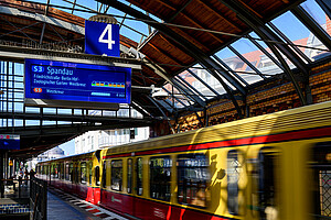 S-Bahn Berlin pilot project - light sensor shows passengers how much space is available on the train.