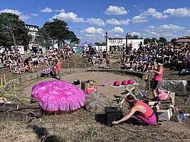 Flaminga-Bingoshow auf dem Wurzelfestival