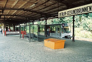 Ein kristallblauer Prototyp der Baureihe 480 (480 501) gekoppelt mit einem Zug in den klassischen S-Bahnfarben (480 006) am S-Bahnhof Gesundbrunnen am 5. August 1991