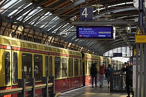 S-Bahn Berlin pilot project - light sensor shows passengers how much space is available on the train.